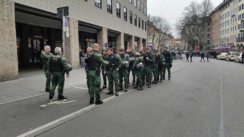 Amateur-Derby: FC Bayern II gegen den TSV 1860 II - Fans treffen sich in den Innenstadt. Die Bilder...