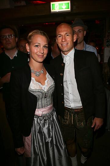 Arjen Robben mit Ehefrau Bernadien auf dem 182. Oktoberfest im Käfer Zelt.