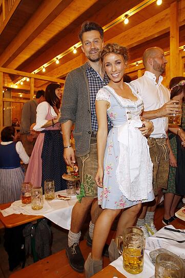 Annemarie und Wayne Carpendale feiern im Schützenzelt