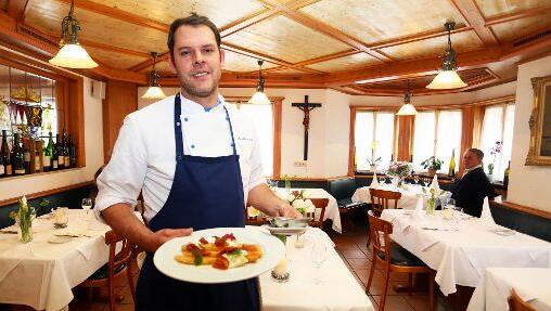 Andi Neumayr mit Spargel, gebackenem Ziegenkäse und Culatello Schinken. Andi Neumayr mit Spargel, gebackenem Ziegenkäse und Culatello Schinken.