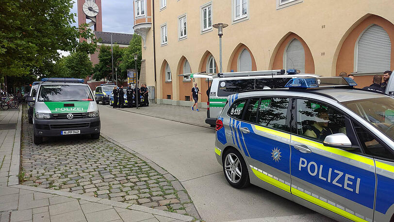 Das Polizeiaufgebot ist massiv - Seitenstraßen sind von Einsatzfahrzeugen gesäumt.