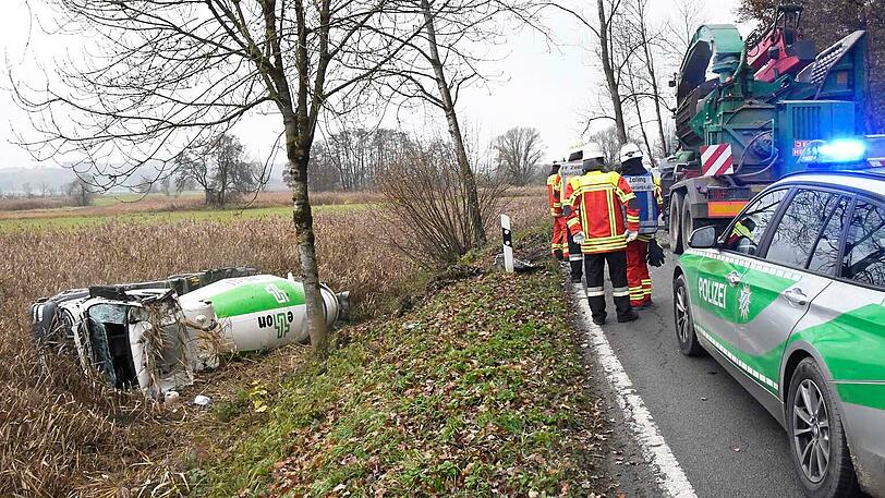 Der voll beladene Lastwagen stürzte über eine drei Meter hohe Böschung und überschlug sich.