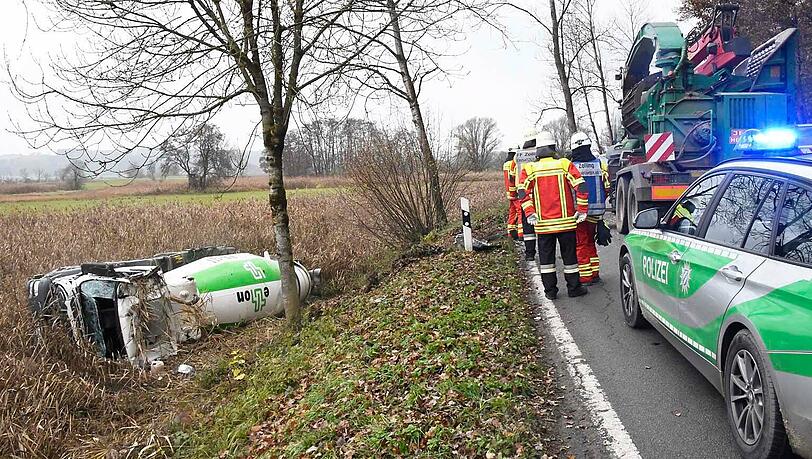 Der voll beladene Lastwagen stürzte über eine drei Meter hohe Böschung und überschlug sich. Der voll beladene Lastwagen stürzte über eine drei Meter hohe Böschung und überschlug sich.