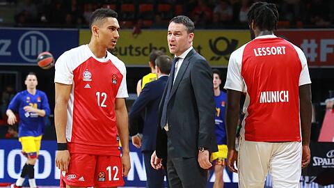 Setzt auf Kommunikation: Der neue Chefcoach Oliver Kostic (r.) im Gespräch mit Maodo Lo.