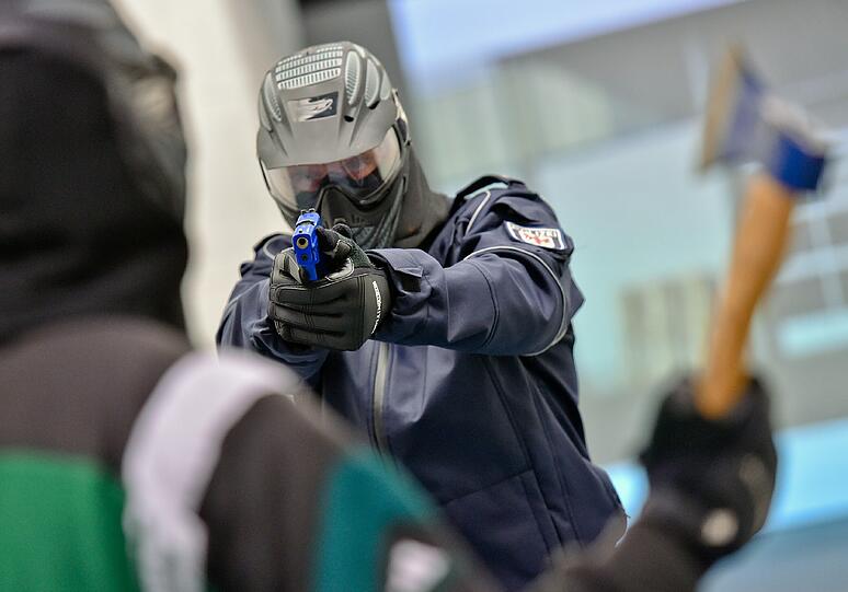 In der Nähe des Neuperlacher Einkaufszentrums sicherten Polizisten eine 60 Zentimeter lange Axt. (Symbolbild)