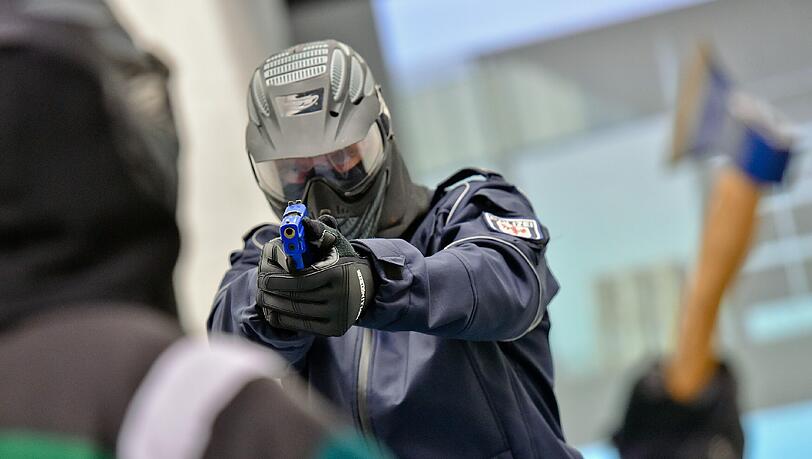 In der Nähe des Neuperlacher Einkaufszentrums sicherten Polizisten eine 60 Zentimeter lange Axt. (Symbolbild) In der Nähe des Neuperlacher Einkaufszentrums sicherten Polizisten eine 60 Zentimeter lange Axt. (Symbolbild)