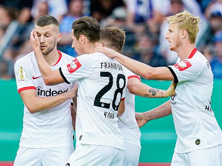 Ante Rebic (l) wird von seinen Mannschaftskollegen gefeiert.