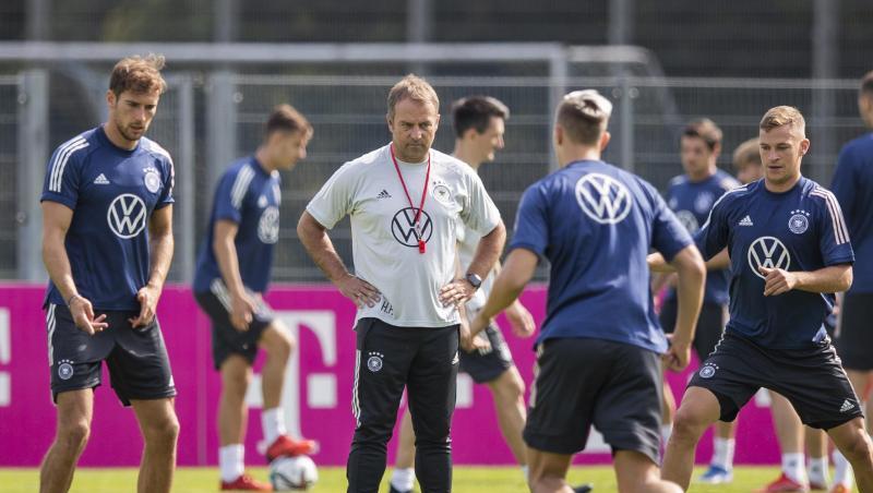 Bundestrainer Hansi Flick (M.) muss seine Startelf für das Spiel in Island um bauen.