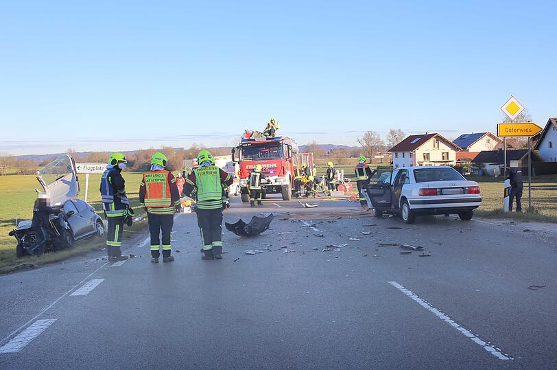 Nach ersten Erkenntnissen nahm die Audi-Fahrerin dem Toyota-Fahrer die Vorfahrt.