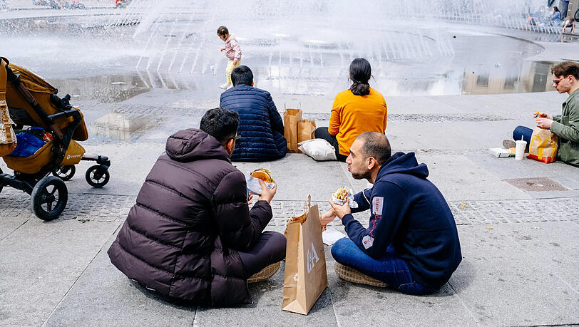 Für den Burger in der Papiertüte müssen die Tübinger seit Januar mehr zahlen. Ob das Konzept auch für München taugt, soll der Stadtrat bald entscheiden.