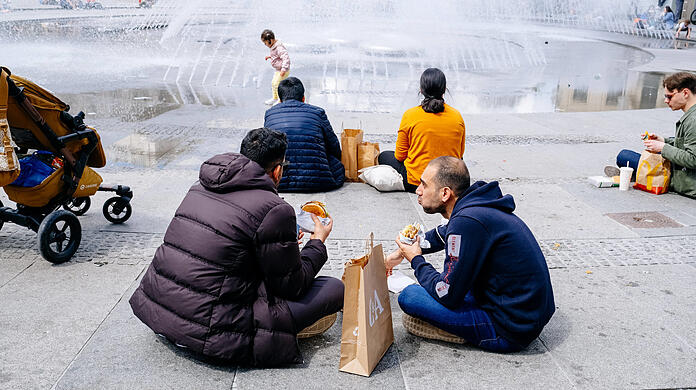 Für den Burger in der Papiertüte müssen die Tübinger seit Januar mehr zahlen. Ob das Konzept auch für München taugt, soll der Stadtrat bald entscheiden.