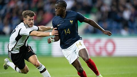 Deutschlands Jan Thielmann (l) und Frankreichs Castello Lukeba kämpfen um den Ball.