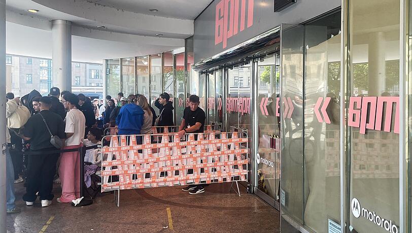 Schlange und Absperrband am Stachus wegen "6pm": Der Popup-Store der hippen Modemarke zieht die Jugendlichen an. Schlange und Absperrband am Stachus wegen "6pm": Der Popup-Store der hippen Modemarke zieht die Jugendlichen an.