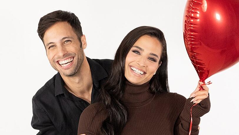 Amira Pochers und ihr neuer Podcast-Partner Hima. Amira Pochers und ihr neuer Podcast-Partner Hima.