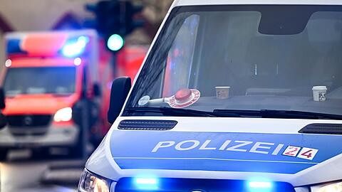 Ein Mann hat in einem Supermarkt einen Kunden mit angegriffen und verletzt. (Symbolbild)