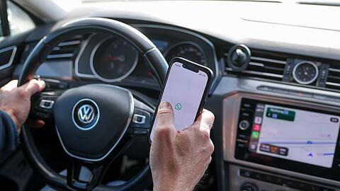 Verboten: Wer das Handy in die Hand nimmt, begeht eine Ordnungswidrigkeit. (Symbolbild)