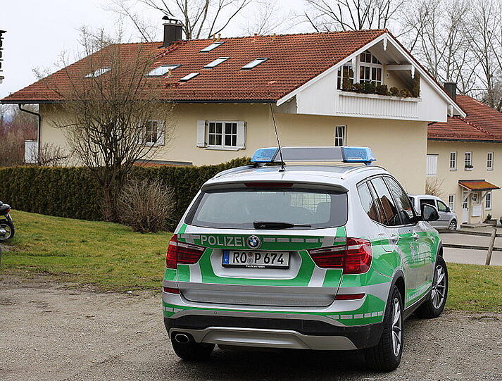 Bilder vom großen SEK-Einsatz in Chieming. Ein 54-jähriger Mann verschanzte sich schwer bewaffnet in seiner Wohnung.