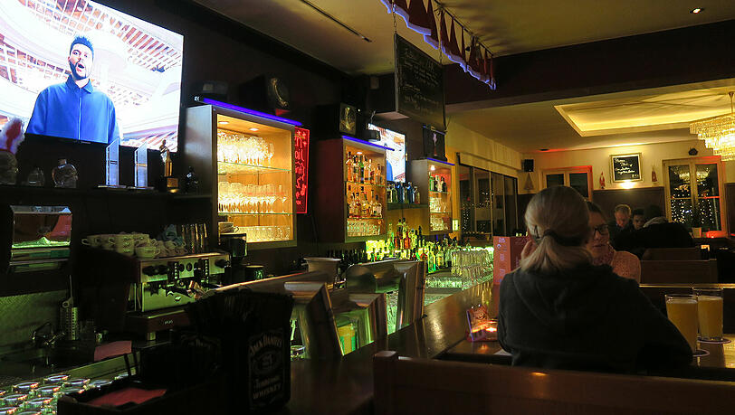 Die lange Bar mit den begehrten Hochtischen direkt am Tresen. Die lange Bar mit den begehrten Hochtischen direkt am Tresen.