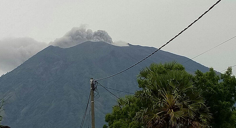 Der Vulkan auf dem Mount Agung auf Bali Asche.