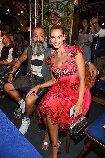 DJ Cheney Gueler mit Model Rebecca Kunikowski