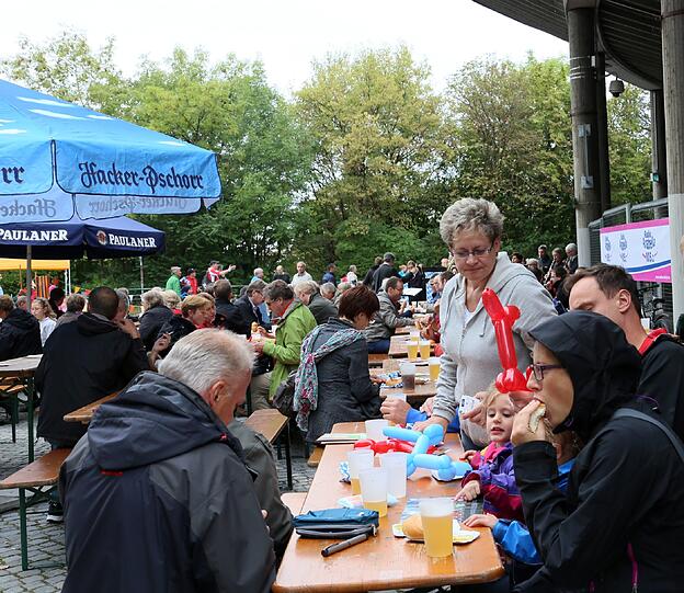 ...auch einen gemütlichen Biergarten.