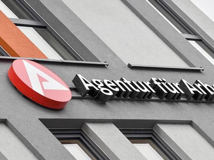 Das Logo und der Schriftzug der Agentur für Arbeit. Foto: Patrick Pleul/dpa-Zentralbild/ZB/Archivbild