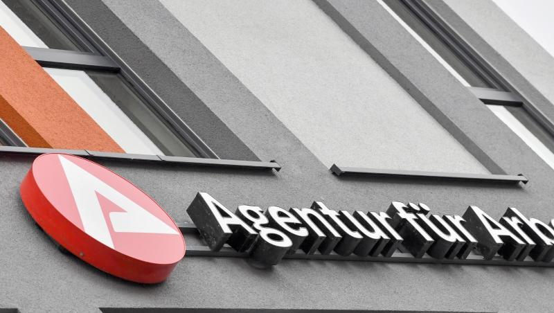 Das Logo und der Schriftzug der Agentur für Arbeit. Foto: Patrick Pleul/dpa-Zentralbild/ZB/Archivbild