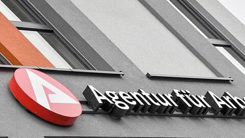 Das Logo und der Schriftzug der Agentur für Arbeit. Foto: Patrick Pleul/dpa-Zentralbild/ZB/Archivbild