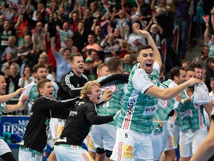 Hannover feiert den Sieg über Meister SG Flensburg-Handewitt.