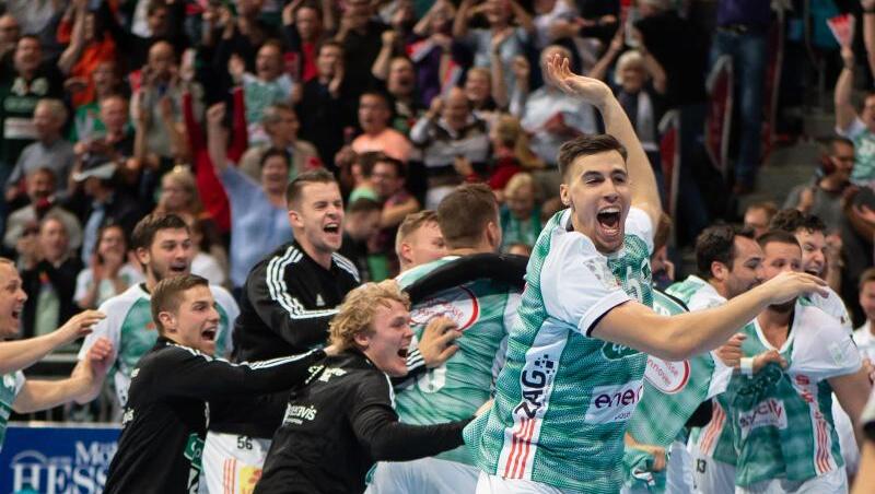Hannover feiert den Sieg über Meister SG Flensburg-Handewitt. Hannover feiert den Sieg über Meister SG Flensburg-Handewitt.
