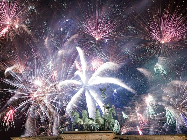 Frohes Neues! So wie das Feuerwerk gehört für viele auch ein Anruf bei Verwandten und Freunden zur Silvester-Feier.