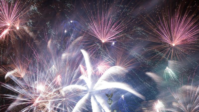 Frohes Neues! So wie das Feuerwerk gehört für viele auch ein Anruf bei Verwandten und Freunden zur Silvester-Feier. Frohes Neues! So wie das Feuerwerk gehört für viele auch ein Anruf bei Verwandten und Freunden zur Silvester-Feier.