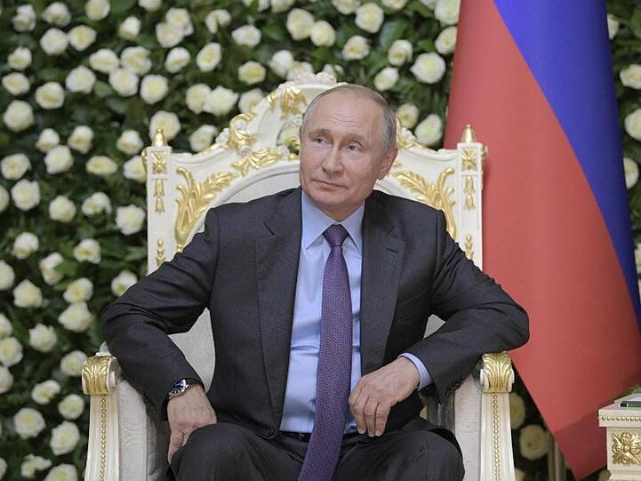 Wladimir Putin, Präsident von Russland, hört dem tadschikischen Präsidenten Rahmon während seines Treffens zu.