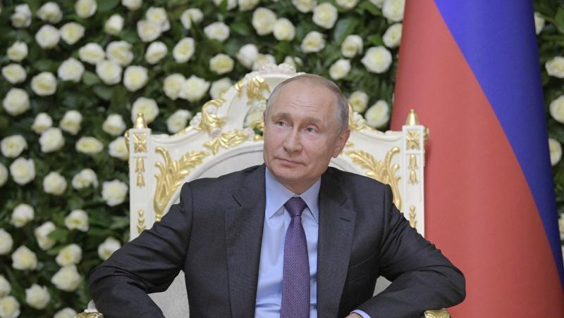 Wladimir Putin, Präsident von Russland, hört dem tadschikischen Präsidenten Rahmon während seines Treffens zu. Wladimir Putin, Präsident von Russland, hört dem tadschikischen Präsidenten Rahmon während seines Treffens zu.