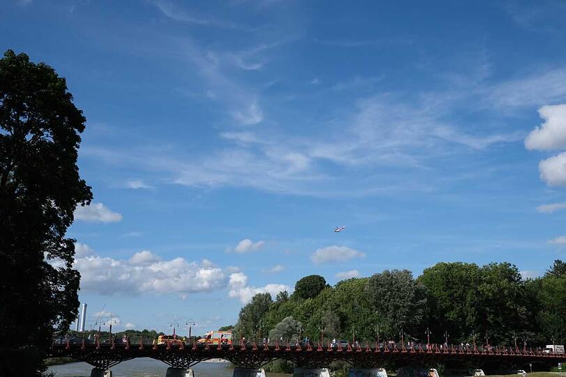 An der Thalkirchner Brücke hat die Feuerwehr am Freitag nach dem Vermissten gesucht.