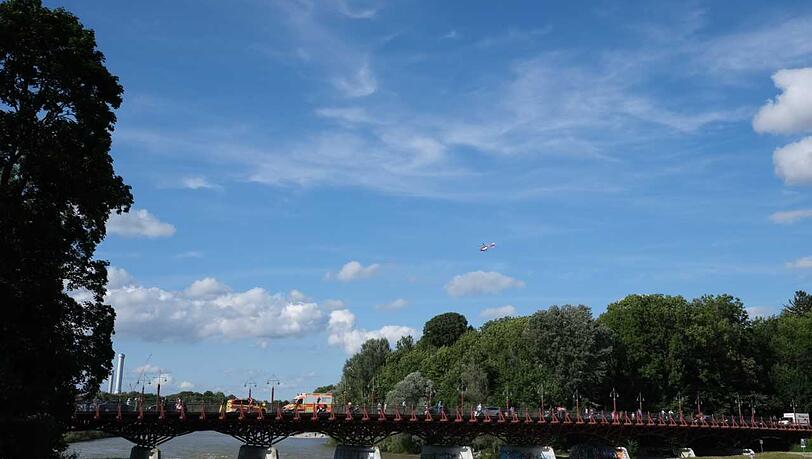 An der Thalkirchner Brücke hat die Feuerwehr am Freitag nach dem Vermissten gesucht. An der Thalkirchner Brücke hat die Feuerwehr am Freitag nach dem Vermissten gesucht.