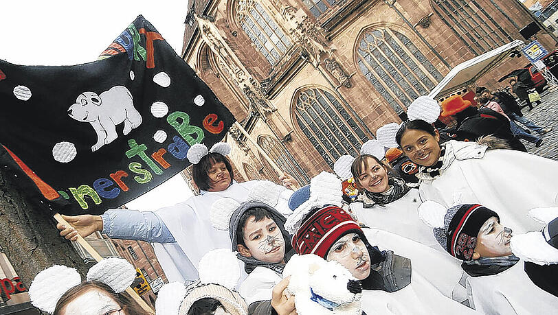 Ja is denn schon wieder Halloween? Viele Mädchen zogen gestern als Grusel-Hexe verkleidet durch die Nürnberger Altstadt. Ja is denn schon wieder Halloween? Viele Mädchen zogen gestern als Grusel-Hexe verkleidet durch die Nürnberger Altstadt.
