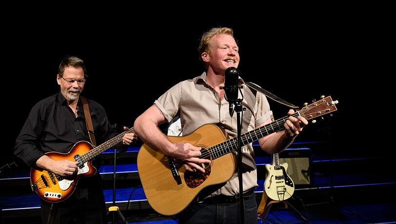 Andreas Lenz von Ungern-Sternberg (links) und Sebastian Griegel singen Lieder von Elvis.