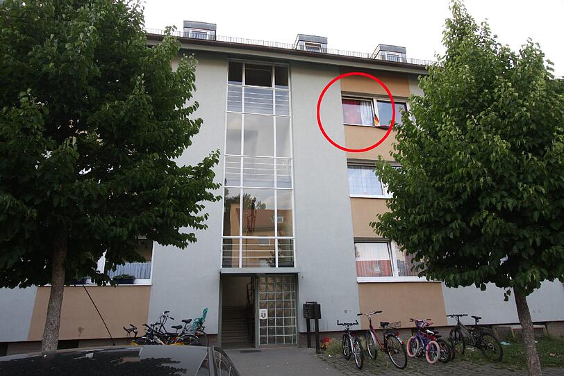 Das Haus Johann-Kalb-Straße 3 in Erlangen: Im zweiten Stock (Kreis) wurde Jessica C. (26) ermordet aufgefunden. Nachbarn berichten, dass sich ihre beiden Kinder (4 und 6 Jahre alt) zum Zeitpunkt des Verbrechens dort aufgehalten haben sollen.  Foto: K. Schillinger