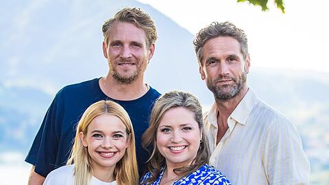 Oliver Franck, Katharina Hirschberg, Caroline Frier und Alexander Koll am "Landarztpraxis"-Set.