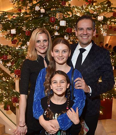 Hotel President Dominique J. Reiner con la moglie Angela e le loro due figlie davanti all'albero di Natale al Mandarin Oriental Hotel