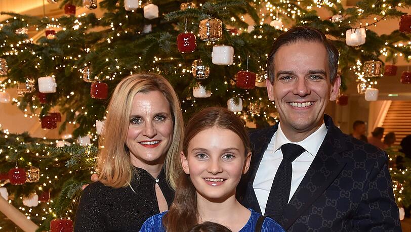 Hotel-Chef Dominik G. Reiner mit Ehefrau Angela und den beiden Töchtern vor dem Christbaum im Mandarin Oriental Hotel-Chef Dominik G. Reiner mit Ehefrau Angela und den beiden Töchtern vor dem Christbaum im Mandarin Oriental
