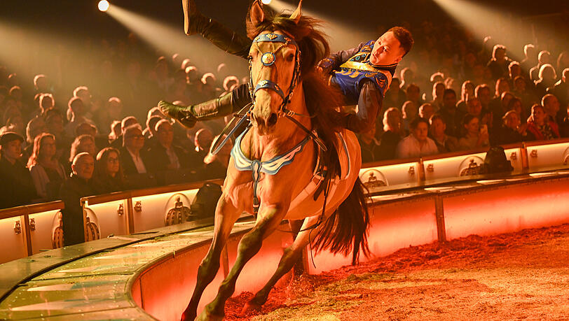 In rasantem Tempo geht’s durch die Manege: Vier mongolische Reiter zeigen ihr waghalsiges Können.
