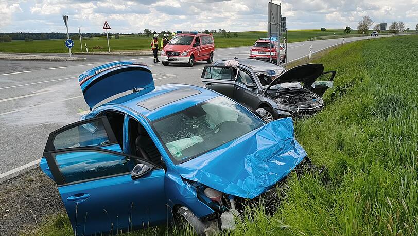 Bei einem Unfall auf der Bundesstra&szlig;e 299 bei Mitterteich (Landkreis Tirschenreuth) sind sechs Menschen verletzt worden.