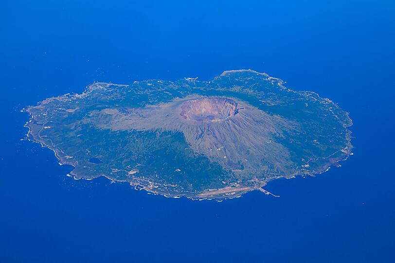 Die rund 3.800 Bewohner der japanischen Vulkaninsel Miyake-jima mussten nach der letzten Eruption im Jahr 2000 evakuiert werden. Vor allem die großen Mengen Schwefeldioxid, die nach dem Ausbruch weiter aus dem Krater ausströmten, waren der Grund für diese Maßnahme. 2005 konnten die Menschen zurückkehren. Jedoch tragen sie nun auf Anraten der Regierung ständig eine Atemschutzmaske mit sich. Die rund 3.800 Bewohner der japanischen Vulkaninsel Miyake-jima mussten nach der letzten Eruption im Jahr 2000 evakuiert werden. Vor allem die großen Mengen Schwefeldioxid, die nach dem Ausbruch weiter aus dem Krater ausströmten, waren der Grund für diese Maßnahme. 2005 konnten die Menschen zurückkehren. Jedoch tragen sie nun auf Anraten der Regierung ständig eine Atemschutzmaske mit sich.