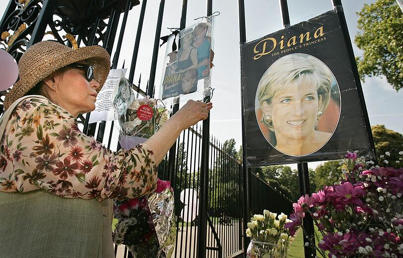 Nach Dianas Tod trauerten Menschen weltweit - wie hier am Kensington Palace in London.
