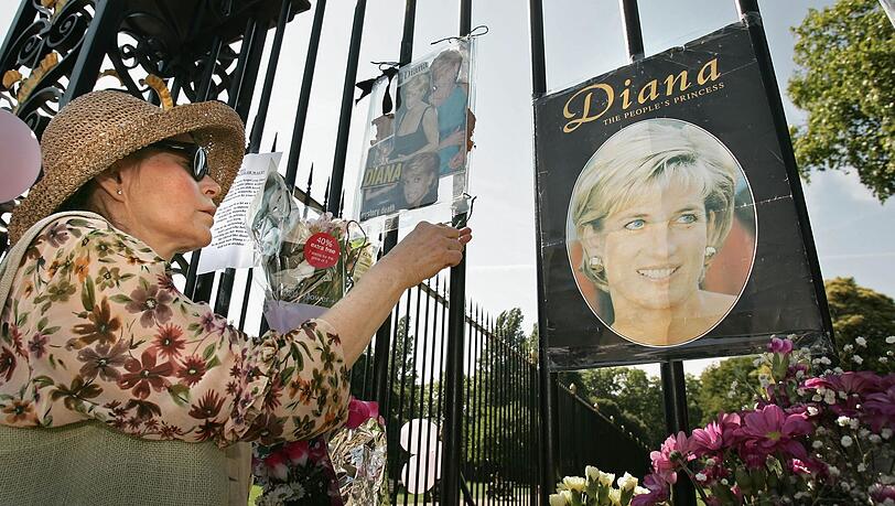 Nach Dianas Tod trauerten Menschen weltweit - wie hier am Kensington Palace in London. Nach Dianas Tod trauerten Menschen weltweit - wie hier am Kensington Palace in London.