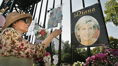 Nach Dianas Tod trauerten Menschen weltweit - wie hier am Kensington Palace in London.