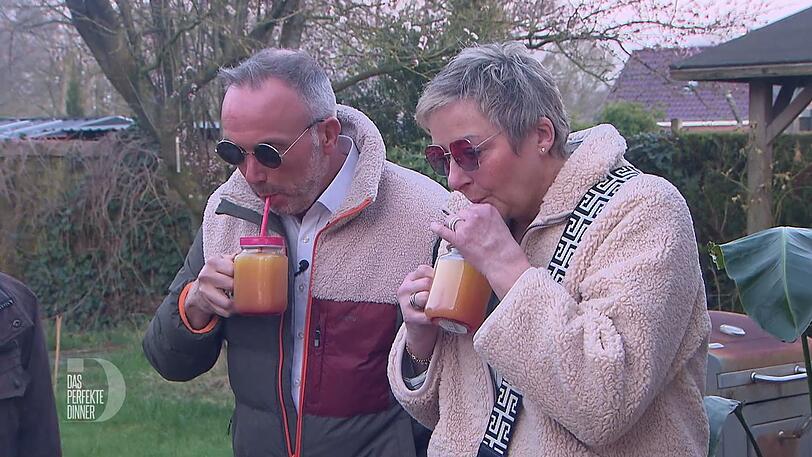 Der Abend bei Maja beginnt f&uuml;r die G&auml;ste mit einem Drink im Garten.