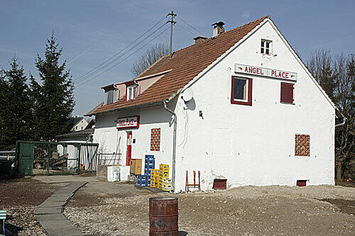 Dieses unscheinbare weiße Gebäude (gr. Foto) in Eggenberg bei Allershausen ist das Club Haus der Münchner &bdquo;Hells Angels&ldquo; &ndash; der Schriftzug &bdquo;Angel Place&ldquo; sagt es. Selbst der Bürgermeister lobt: &bdquo;Sie bemühen sich um gute Nachbarschaft.
